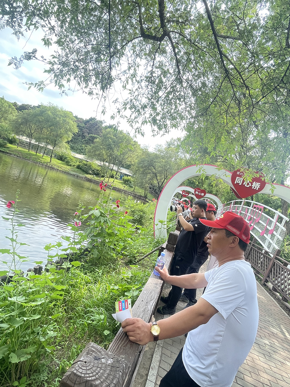 2-游览天鹅湖.JPG